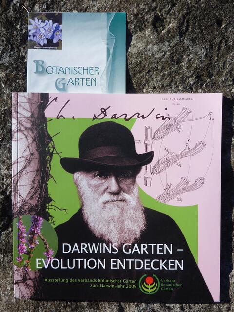 Am BoGa-Kassenhäuschen zu erwerben: „DARWINS GARTEN – Evolution entdecken“ – Verband Botanischer Gärten e.V. (Hrsg.) zum Darwinjahr 2009.