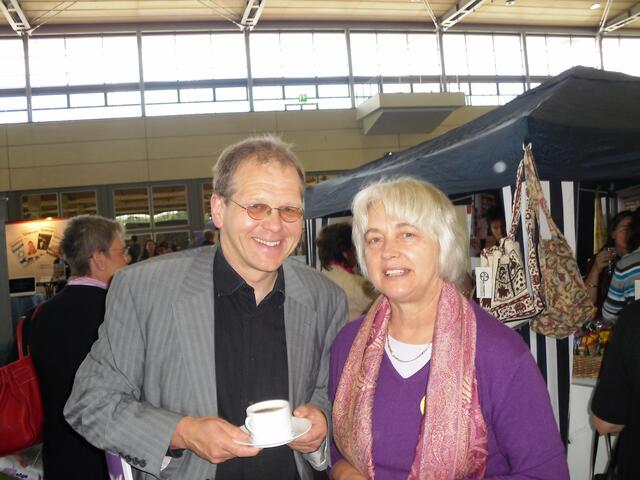 am Benefizz-Stand,v.re. Frau Goldmann,1.Vors. Benefizz u. Pastor Thon-Breuker