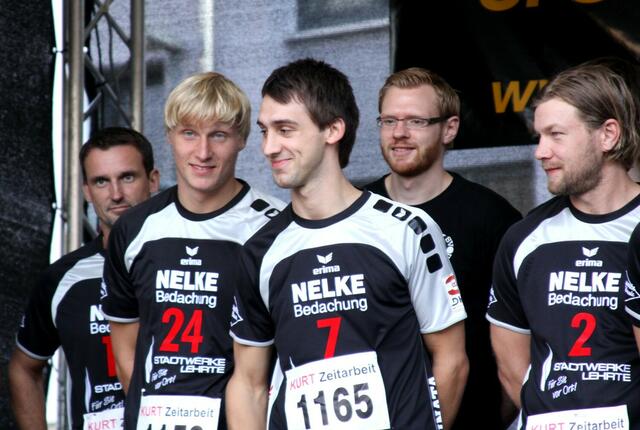 Die Spieler werden dem Publikum vorgestellt, ganz li. Trainer Lutz Ewert