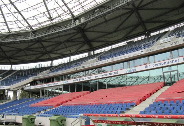 Sicht auf die Tribühne vor dem VIP-Bereich