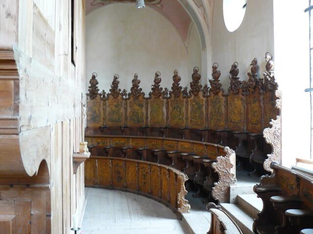 Chorgestühl hinter der historischen Baumeister-Orgel in Maihingen