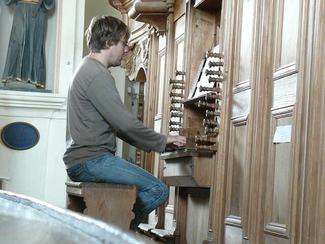 Chorregent Stefan U. Wagner bei der Orgelvorführung der historischen Baumeister-Orgel in Maihingen