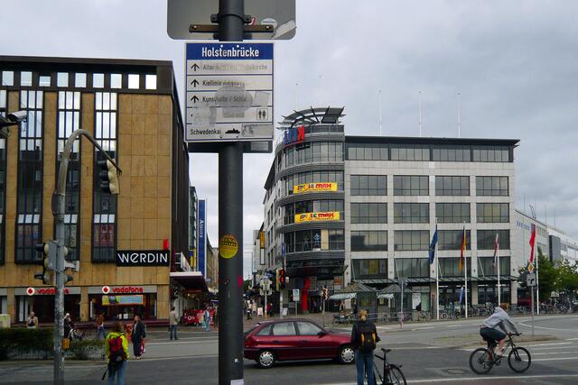 Wesentliche Orientierungshilfen sind mehrere Hinweisschilder auf der Holstenstraße, hier an der Holstenbrücke.