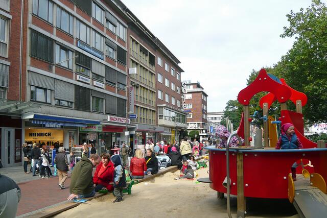 Der Holstenplatz, ein Spielplatz, an der Holstenstraße kurz vor der Schevenbrücke