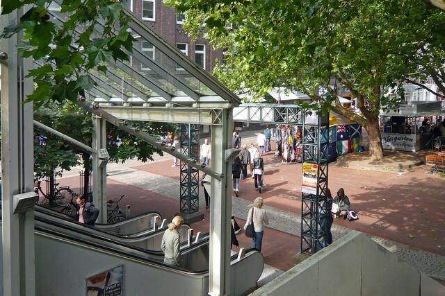 Vom Hauptbahnhof ist die Holstenstraße im Stadtzentrum trockenen Fußes zu erreichen.