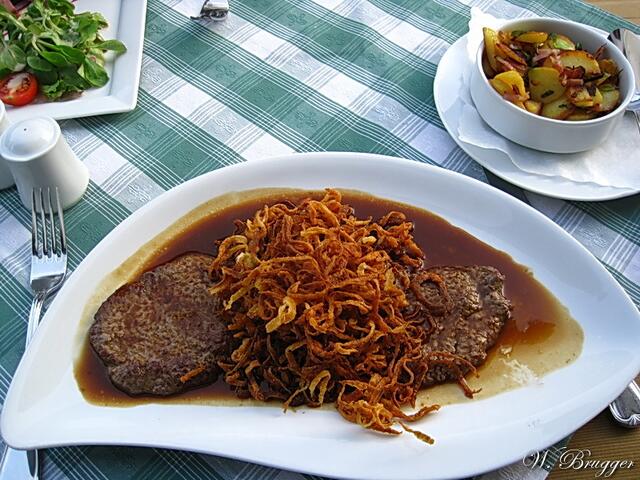 Lecker: Der Zwiebelrostbraten mit krossen Zwiebeln