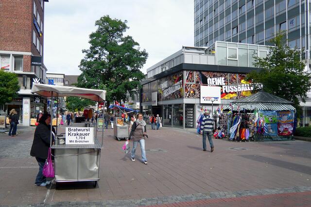 Die Holstenstraße an der Schevenbrücke: Einheimischen Kunden ist die Einkaufsstrecke zwischen Sophienhof und Altem Markt viel zu lang.