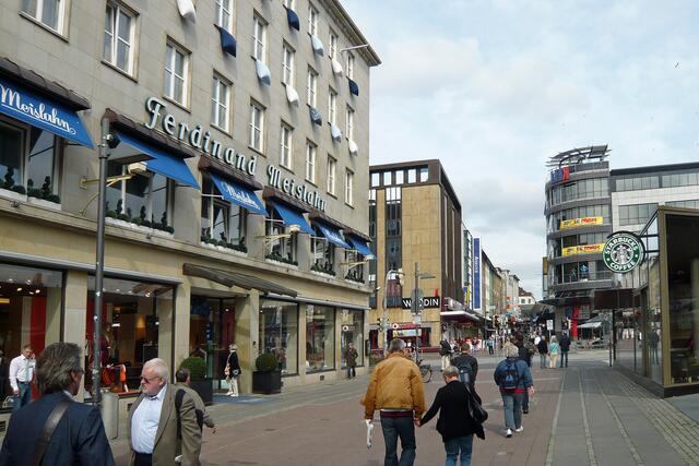 Die Holstenstraße zwischen Asmus-Bremer-Platz und Holstentörn, links eines der ältesten Kieler Fachgeschäfte, Ferdinand Meislahn