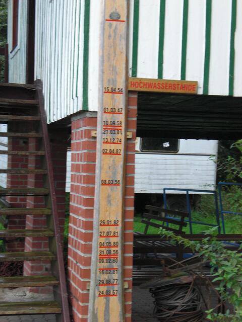 Die oberste Marke zeigt den Hochwasserstand 2002 an