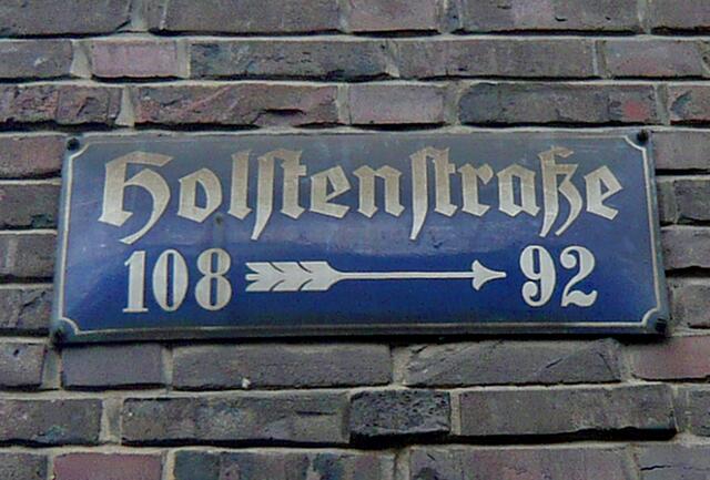 Die frühere Hauptverkehrsachse "Holstenstraße" wurde ab 1953 zur Fußgängerzone umgestaltet.