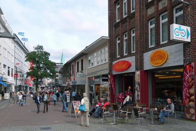 Die Holstenstraße zwischen Asmus-Bremer-Platz und der Holstenbrücke: Geschäfte links und rechts, wie an einer Perlenkette aufgezogen