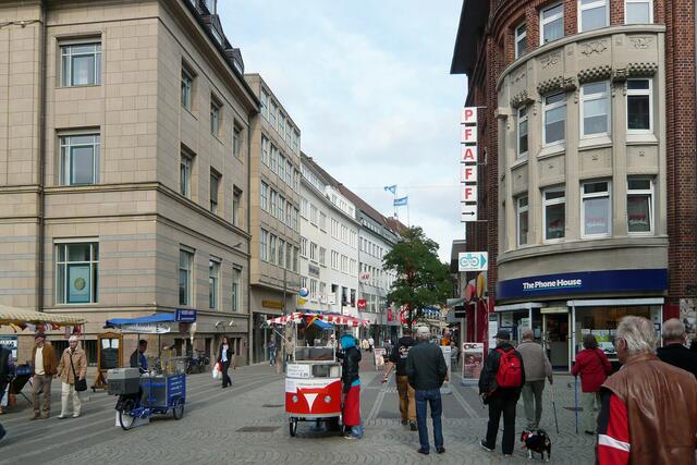 Die Holstenstraße am Asmus-Bremer-Platz, ein beliebter Treffpunkt und Veranstaltungsort der Innenstadt