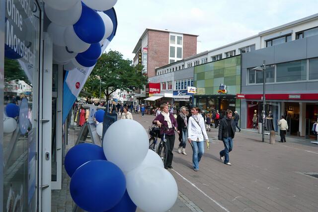 Die Holstenstraße zwischen Schevenbrücke und Asmus-Bremer-Platz: Fachgeschäfte, Boutiquen, Kramläden, Restaurants, Cafés, Bistros