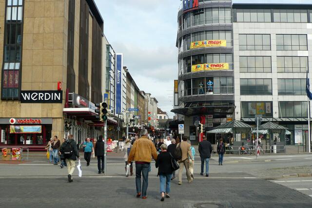 Die Holstenstraße an der Holstenbrücke, hier wird die Bummelmeile durch den Straßenverlauf der Holstenbrücke unterbrochen.