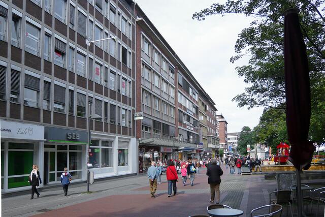 Die Holstenstraße zwischen Holstentörn und Schevenbrücke, geprägt durch Nachkriegsarchitektur.
