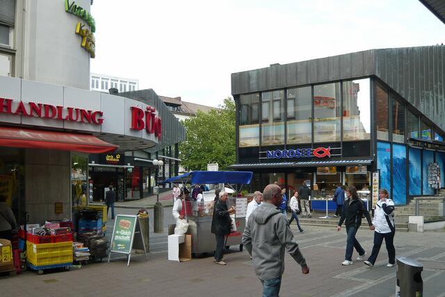 Die Holstenstraße erreicht den Alten Markt, einen traditonellen Kern der Innenstadt mit Restaurants und Cafés