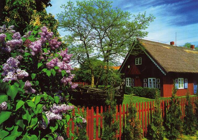 Fischerhaus mit Kurenkahn im Garten