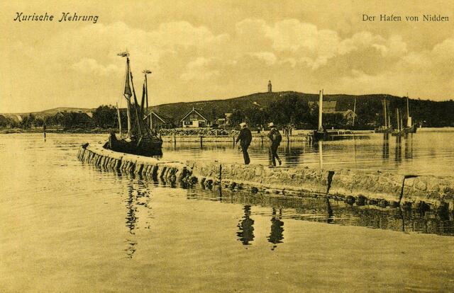 Nun noch einige historische Aufnahmen, im Hintergrund der Leuchtturm, nicht direkt an der Ostsee sondern mitten im Wald, schuld sind die Wanderdünen, um 1910