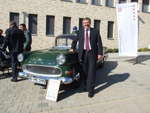 Polizeipräsident Schweizer neben dem Polizei-Opel P 1 aus dem Jahr 1958