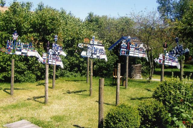 Kuren-Symbole im Garten des Museums