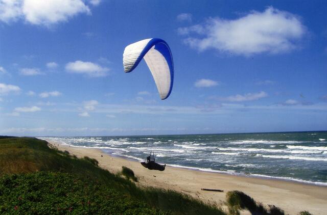Paragliding an der Ostsee nahe Pervalka