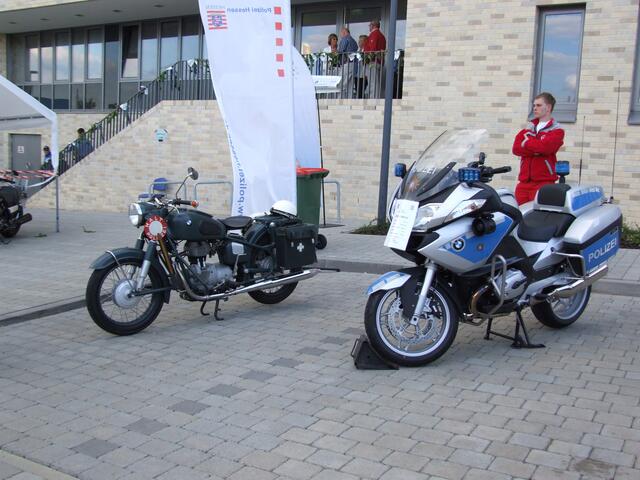 BMW-Polizei-Krad vom Typ R 27 aus dem Jahr 1965 und die neueste Polizeiversion aus diesem Jahr, eine BMW R 900 RT