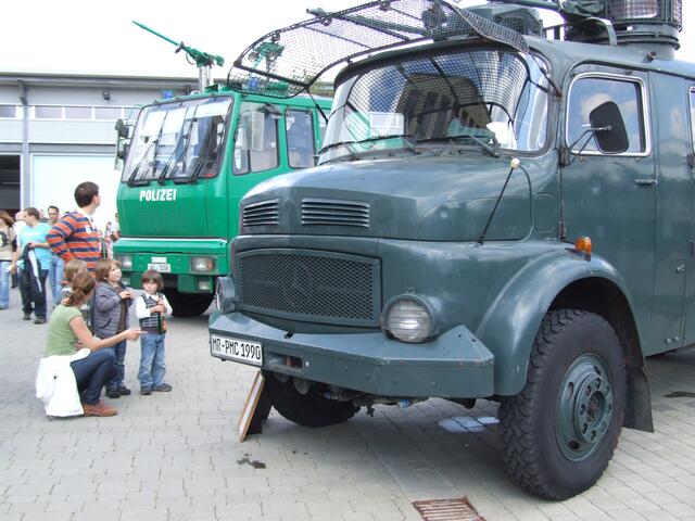 v.r. der historischer  Wasserwerfer vom Typ 4 und Typ 7