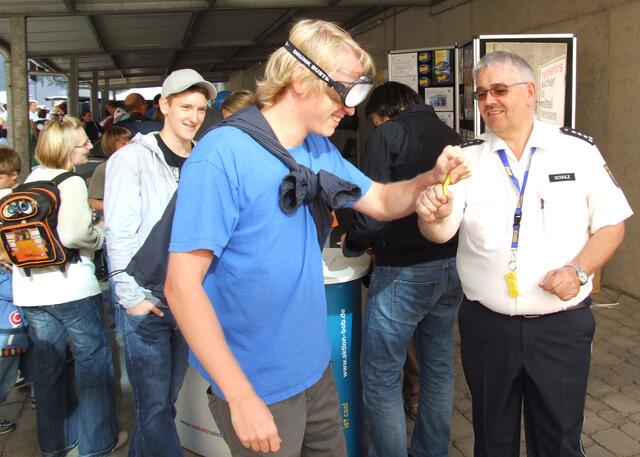 Beim Rauschbrillentest am Stand der Aktion BOB