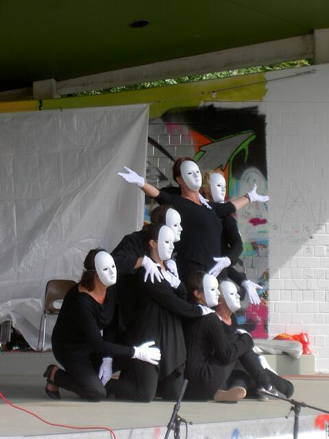 Bürgertheater stellt eine Statur dar