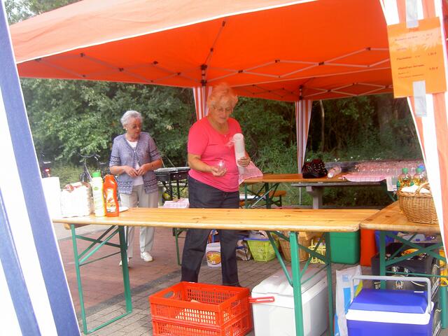 Gerda Negraßus und Helfer