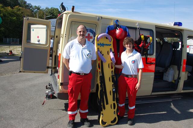Wasserwacht aus Meitingen: von links Roland Stetter und Franz Schmittner mit spine-board