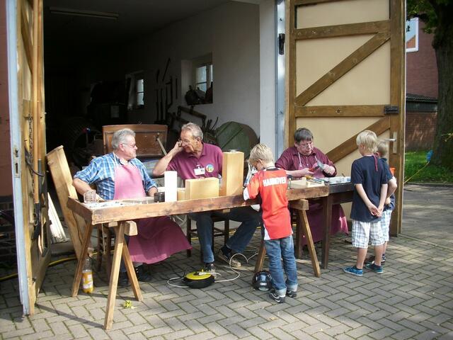 Hier werden Zinnfiguren gegossen und bearbeitet