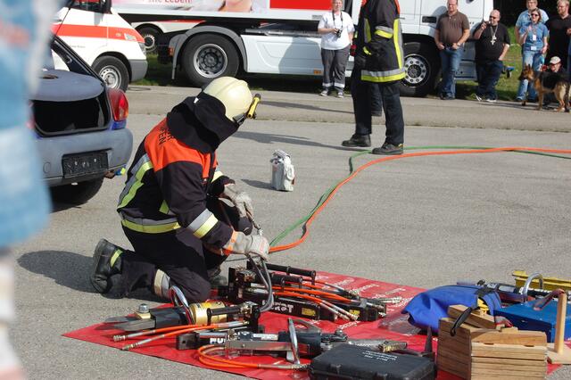 Die Rettungsgeräte werden bereit gelegt