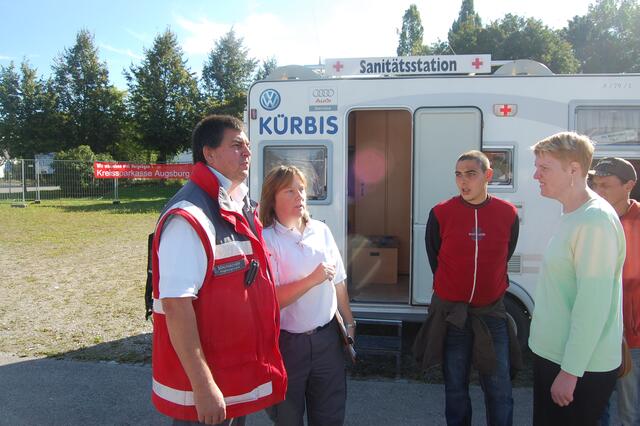 Andrea Amador (2. von links) instruiert ihre Helfer