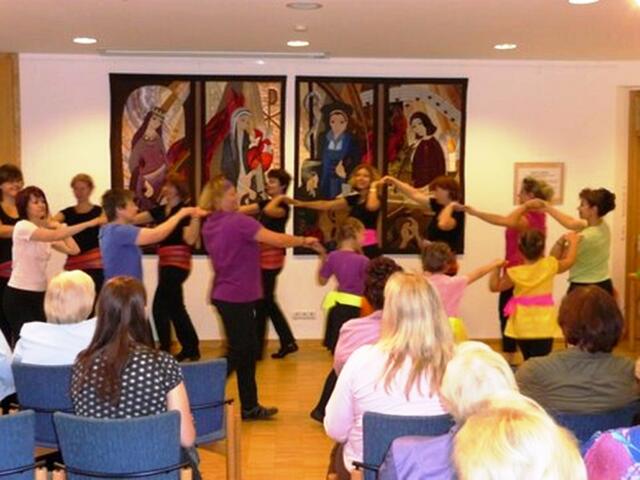 Die Stadtführung dauerte eine Stunde, danach war das Konzert im Katharinenhof mit dem jüdischen Frauenchor Bereschit, welches eröffnet wurde mit israelischen Tänzen der Tanzgruppe Hora Gescher