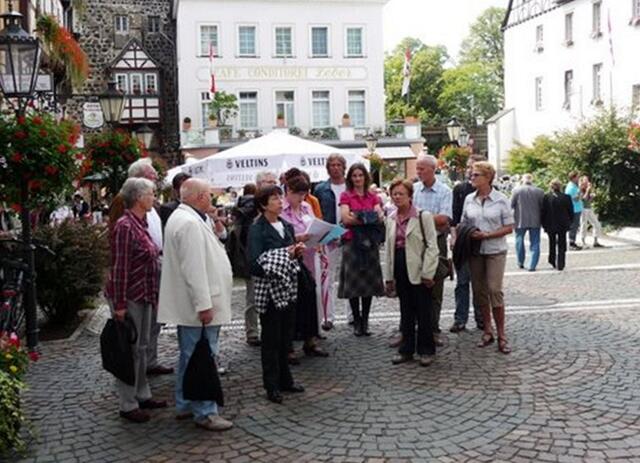 An Pfingsten 1935 wurde ein Transparent quer über den Burgplatz gespannt von der Burg bis zu den Fachwerkhäusern. Darauf stand zur Begrüßung der Touristen: „Wer beim Juden kauft, ist ein Volksverräter“.