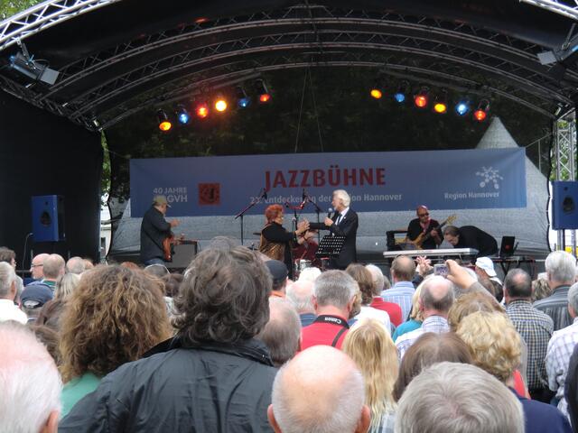 Begrüßung-Strauch und Joy Flemming