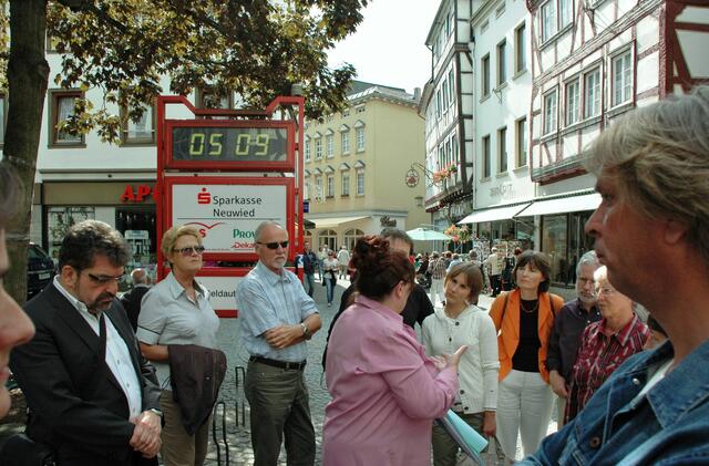 Im ersten Teil, der Stadtführung, wird an die ehemaligen jüdischen Mitbürger erinnert und deren Schicksal. Dieses Mal hatten wir uns auch auf die Spuren der Linzer Bürger begeben die Mut bewiesen und während der NS-Herrschaft Juden halfen.