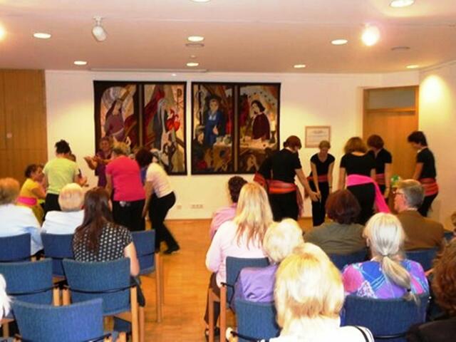 Die Stadtführung dauerte eine Stunde, danach war das Konzert im Katharinenhof mit dem jüdischen Frauenchor Bereschit, welches eröffnet wurde mit israelischen Tänzen der Tanzgruppe Hora Gescher