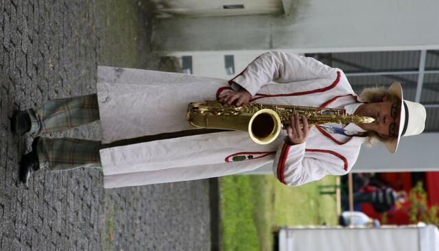 Hartmut Brandt empfängt die Besucher musikalisch