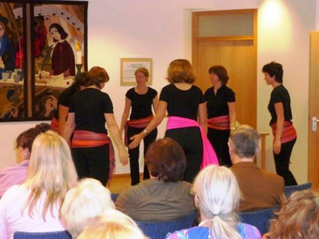 Die Stadtführung dauerte eine Stunde, danach war das Konzert im Katharinenhof mit dem jüdischen Frauenchor Bereschit, welches eröffnet wurde mit israelischen Tänzen der Tanzgruppe Hora Gescher