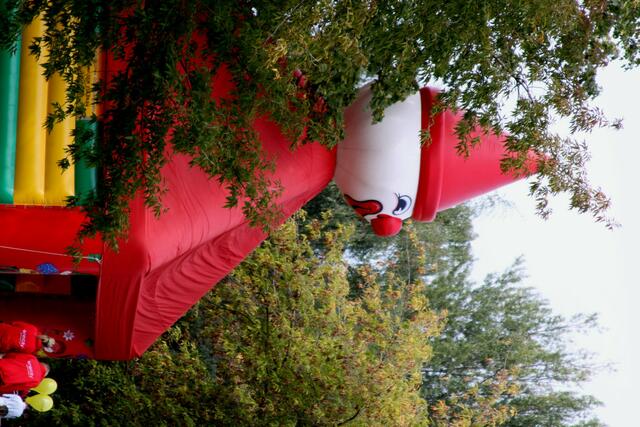Hüpfclown wartet auf kleine Besucher