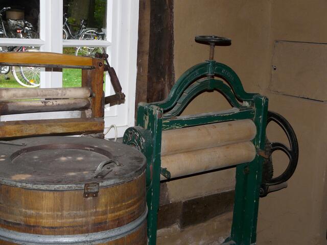 Ein Blick aus dem Fenster zeigt, dass viele Besucher am Entdeckertag mit dem Rad unterwegs waren. Wer kennt noch die Funktionen der Geräte in dieser Waschküche?