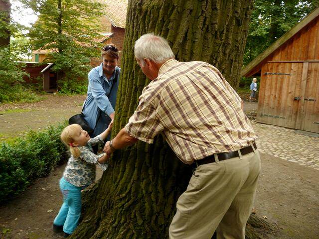 ,,Opa ich möchte den Baum umarmen!" 5 große und kleine Handpaare konnten den Kreis um den Baum schließen.