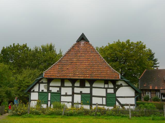 Kurz vor dem "großen Regen" wurde ein schöner, spannender Back-.Hof- und Entdeckertag mit dem Schließen der Fensterläden beendet.