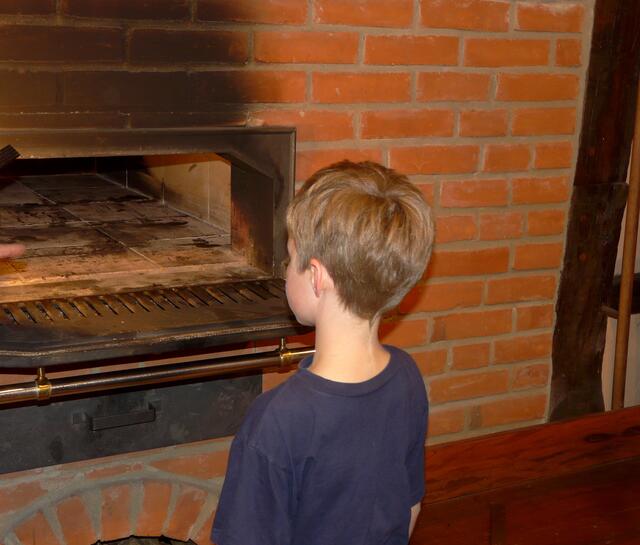 Mit großem Interesse schaut sich der kleine "Entdecker" alles an.