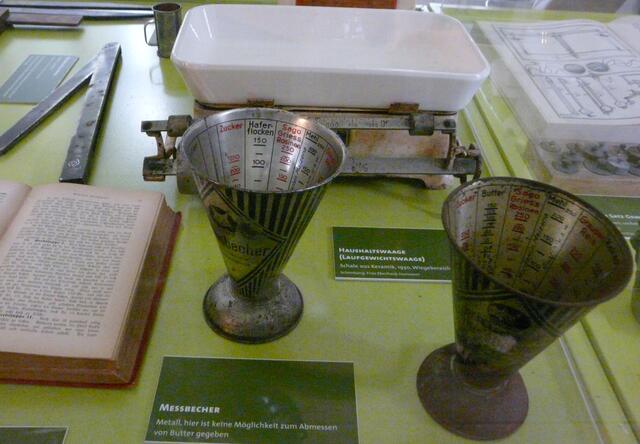 Bei dem Messbecher rechts ist die Möglichkeit zum Abmessen von Butter gegeben.