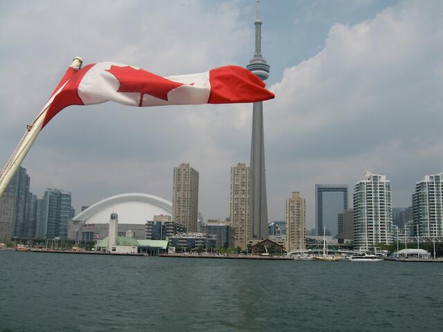 Die Skyline Torontos mit dem 553 Meter hohen CN Tower kann mit der New Yorks mithalten. Vom Schiff aus lässt sie sich gut betrachten.