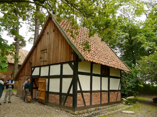Das Backhaus stand im Mittelpunkt des Interesses.Die Besucher erhielten umfangreiche Informationen durch die Vereinsmitglieder des Bauernhausmuseums.