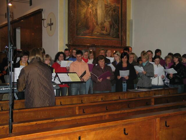 Mitglieder aus fünf Chören des Dekanates Meitingen umrahmten festlich den Gottesdienst